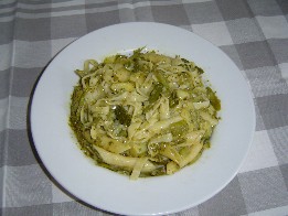 Minestrone alla Genovese, ein deftiges Gericht aus Pasta, Bohnen und Gemüse das mit viel Pesto gewürzt wird.