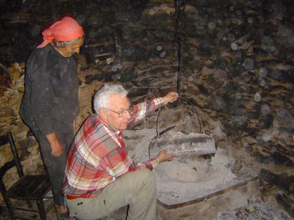 Die Campana über die heiße Feuerstelle im Siccatoio gestülpt, ergibt einen mit einfachsten Mitteln realisierten Backofen.