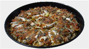 Die Acciughe (Sardellen)  von Monterosso gelten als die kstlichsten der ganzen ligurischen Kste. Auf einer Schicht von Kartoffelscheiben gebacken, gehren sie zu den Klassikern der einfachen Ligurischen Kche.
